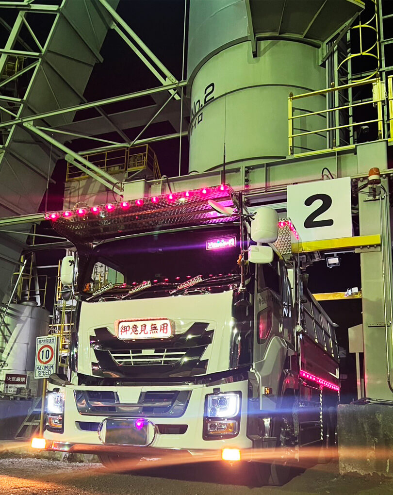 夜間作業中の10トンダンプ車が積込場で待機している様子