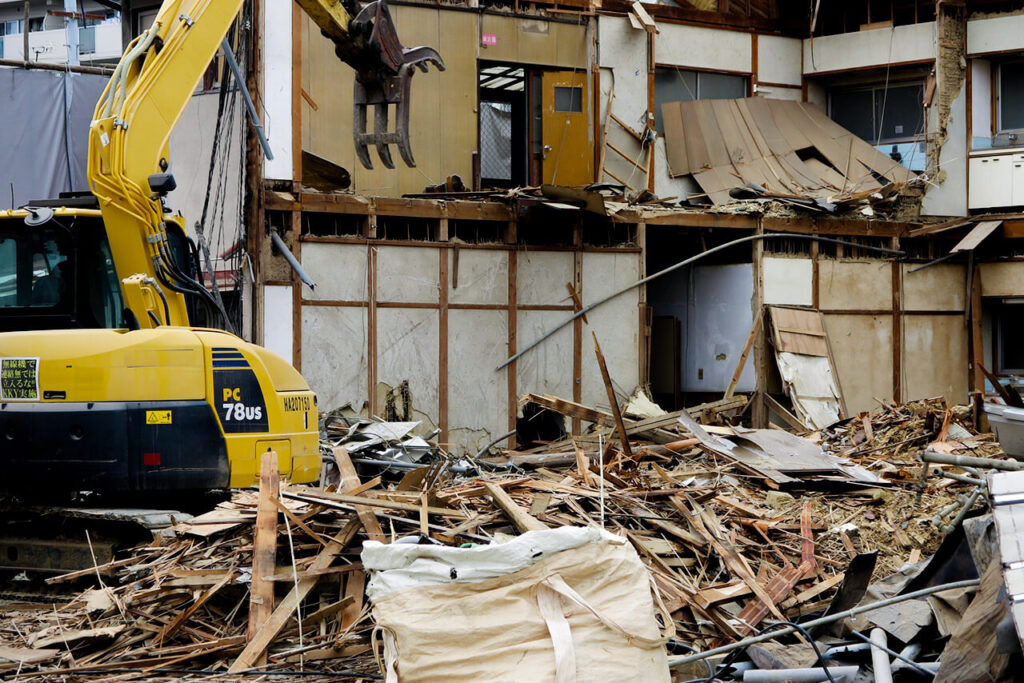 建物を解体中の現場