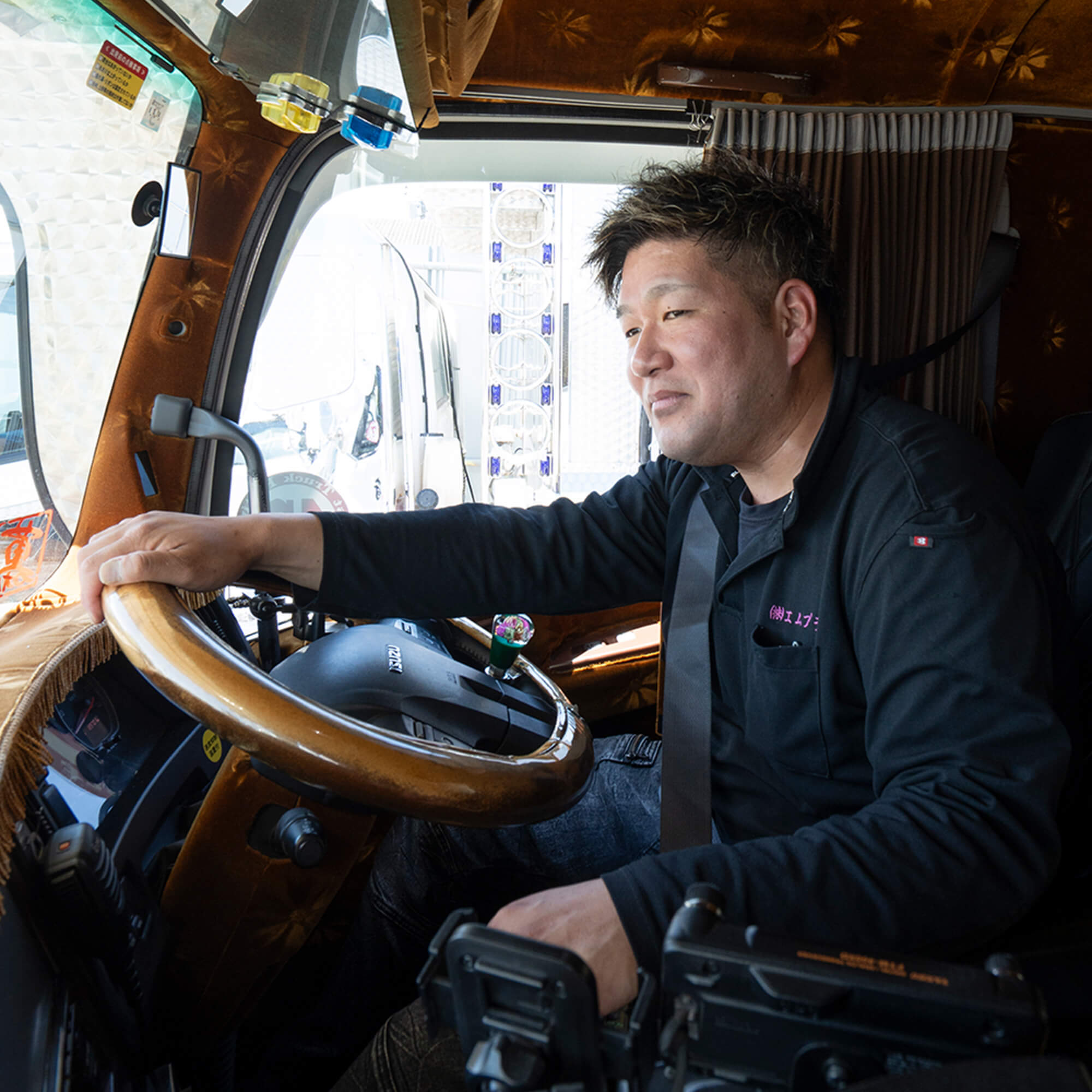 運転席でハンドルを握るエムプラスドライバー