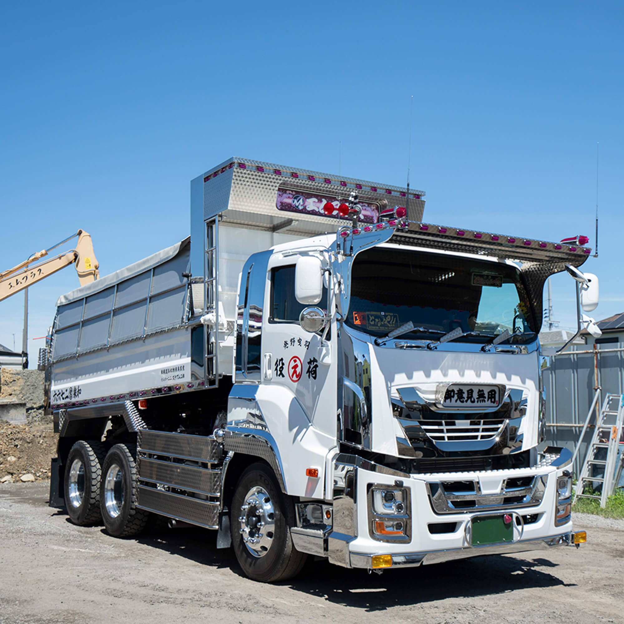 晴天の空の下白い大型ダンプカー
