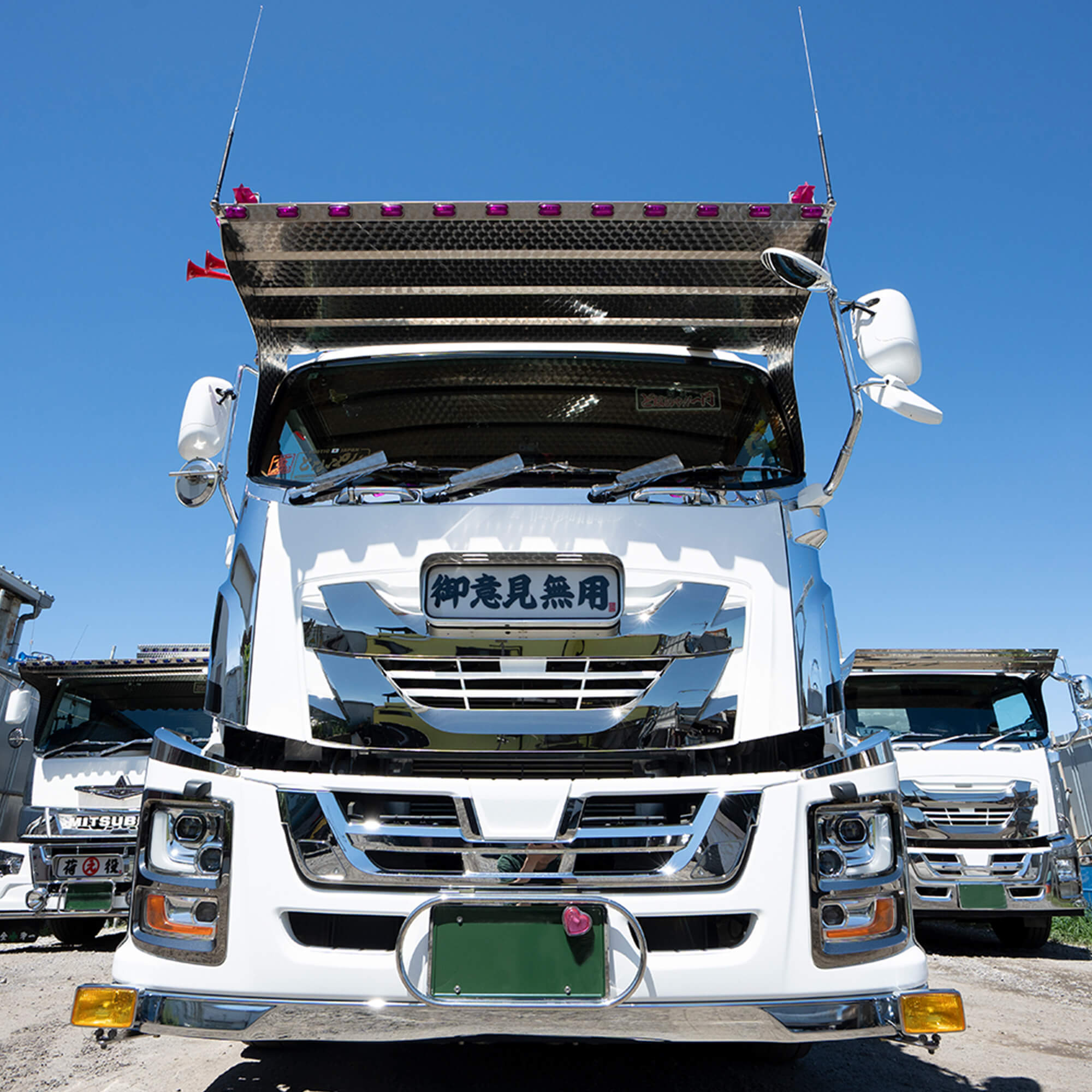 正面の大型ダンプ