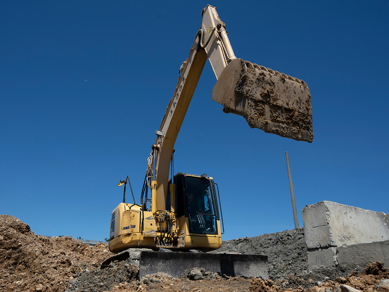 ユンボが土砂をすくい上げている様子